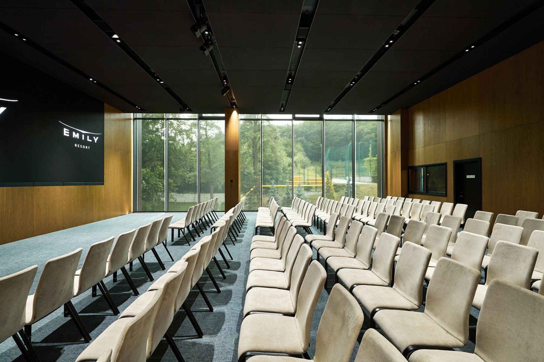 Зала Barvy Event Hall, підготовлена до Huts Summit 2025
