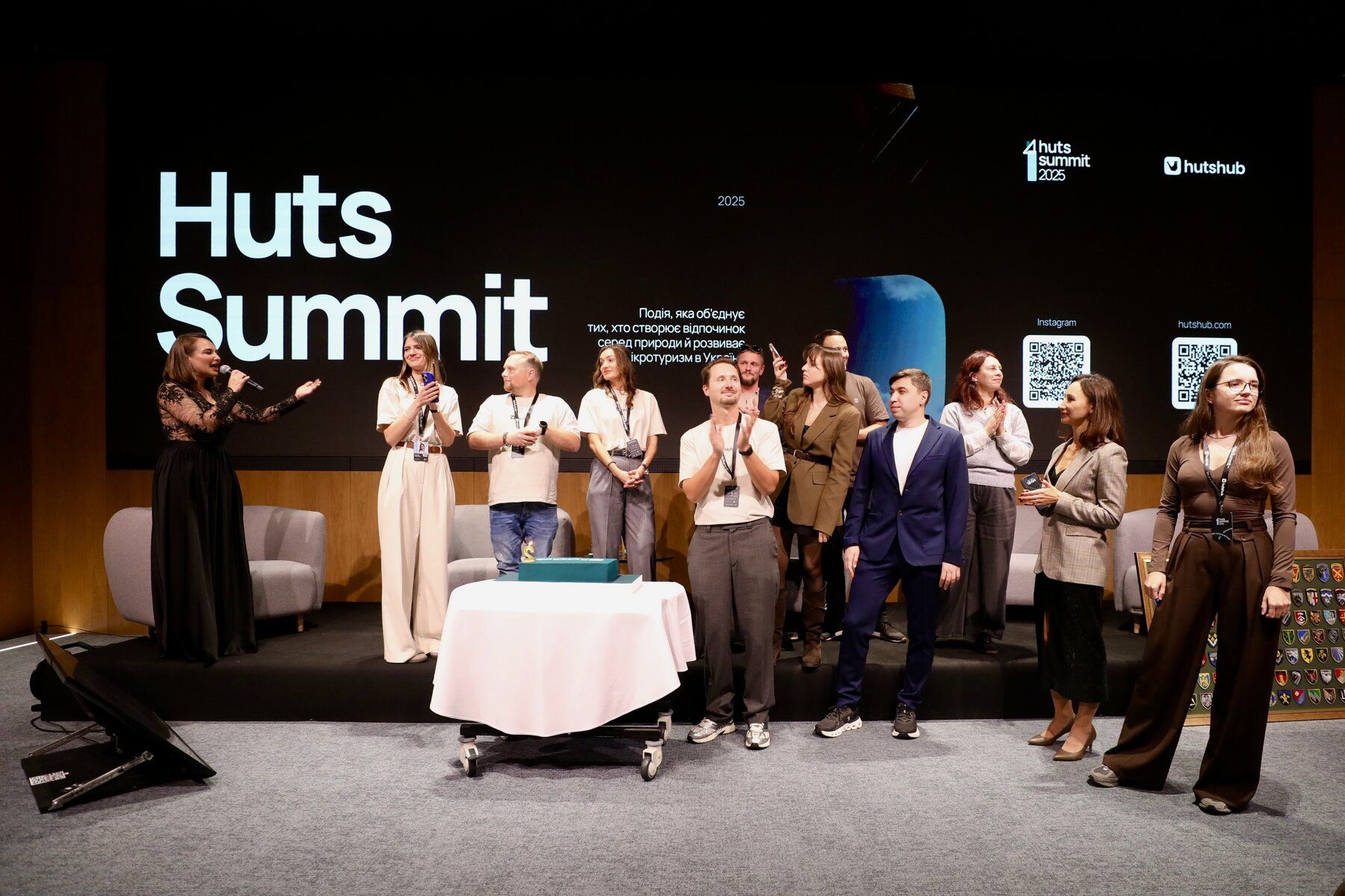 Спільне фото учасників Huts Summit 2025 на сцені